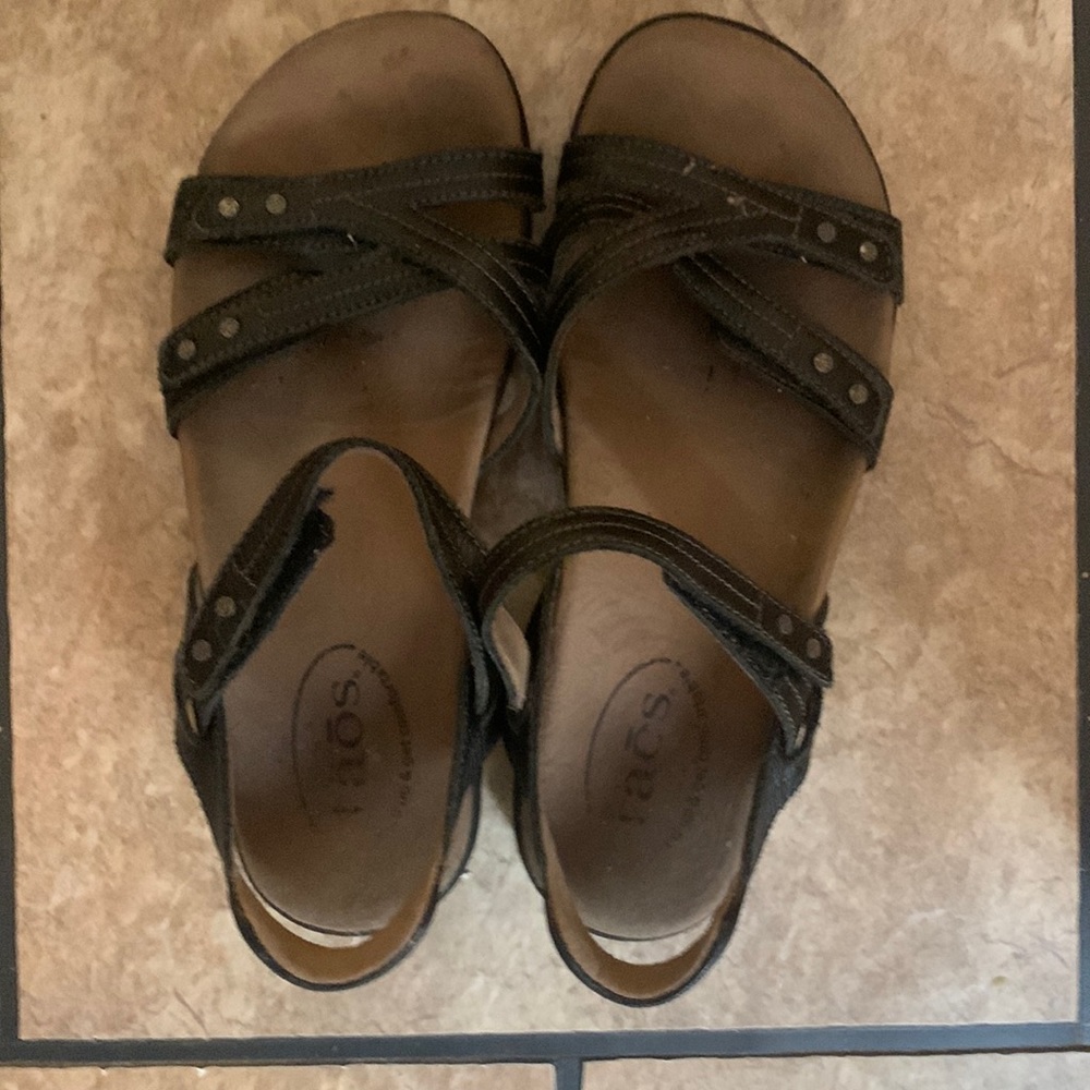 Black Taos size 6